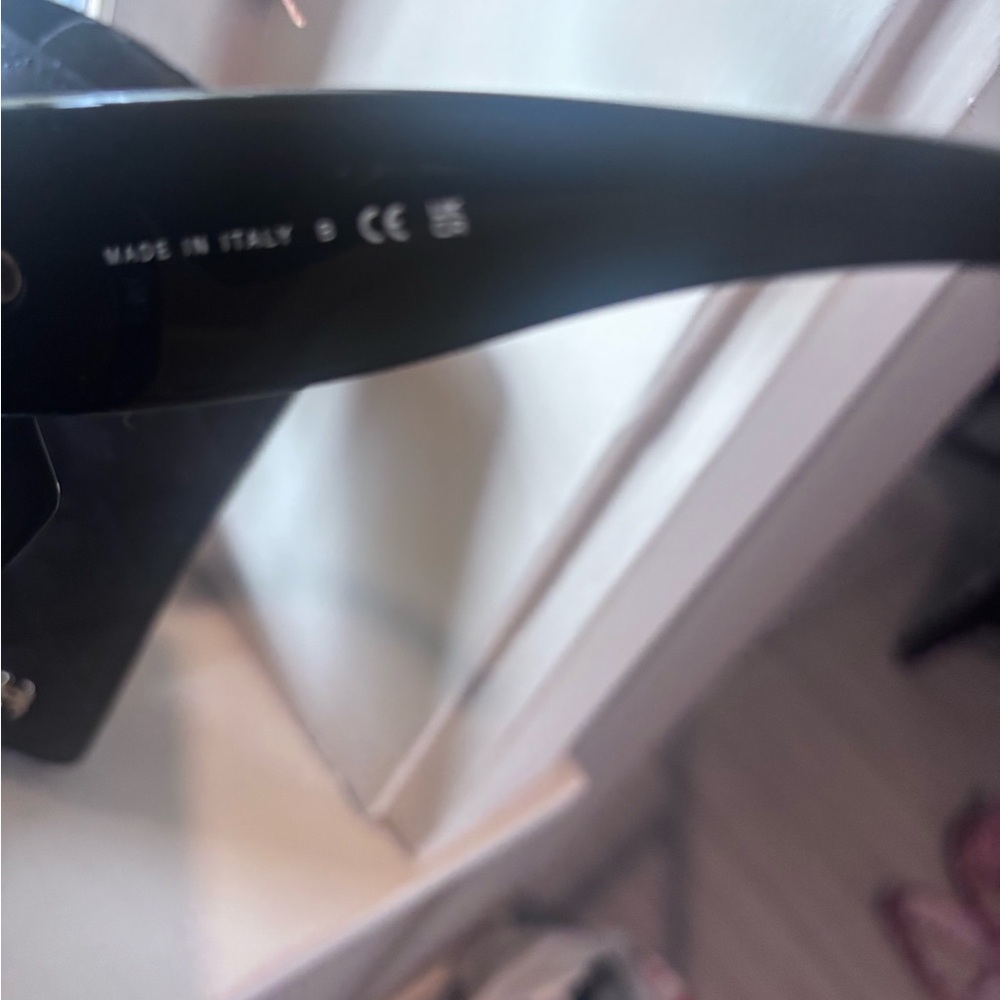 CHANEL Elegant Black Sunglasses - Picture 3 of 4